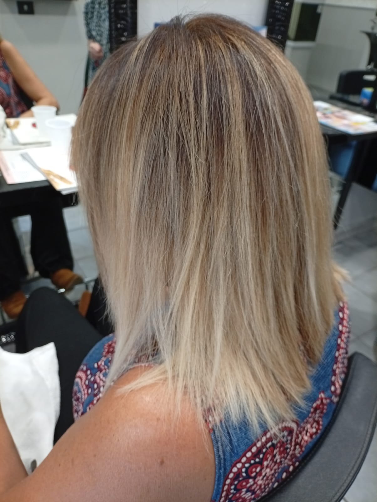 Schiariture bionde su capelli di media lunghezza in un salone di parrucchiere a Monteverde