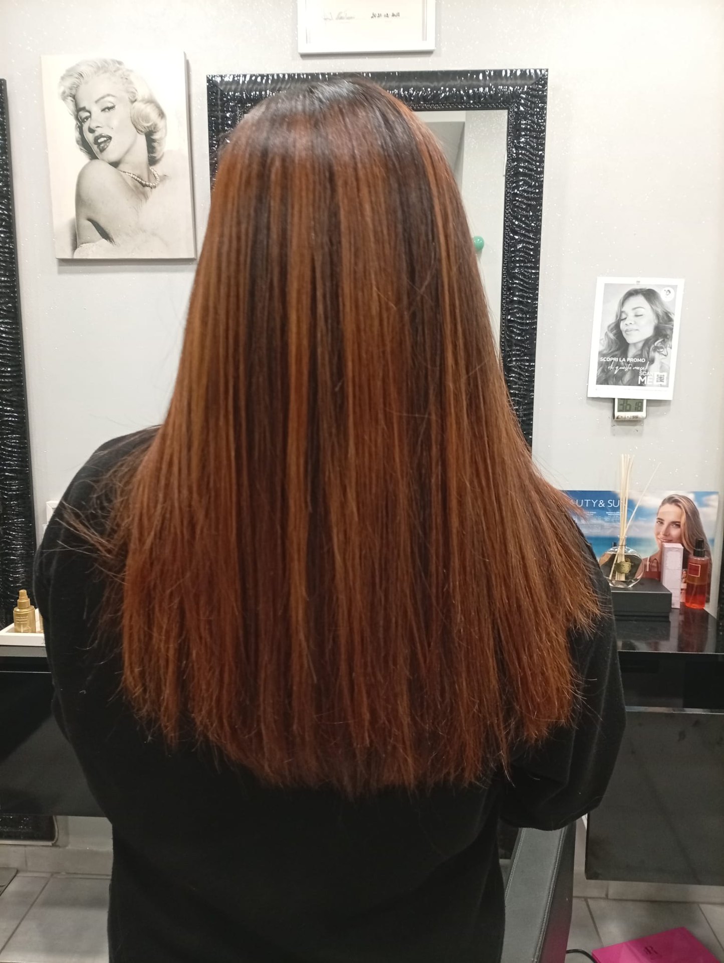 Capelli lunghi lucidi dopo un trattamento di ricostruzione dal parrucchiere a Monteverde